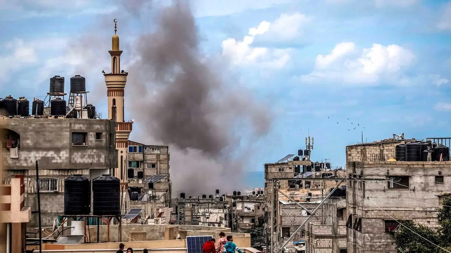 Røgsky efter bombardement fra Israel i byen Rafah i det sydlige Gaza.