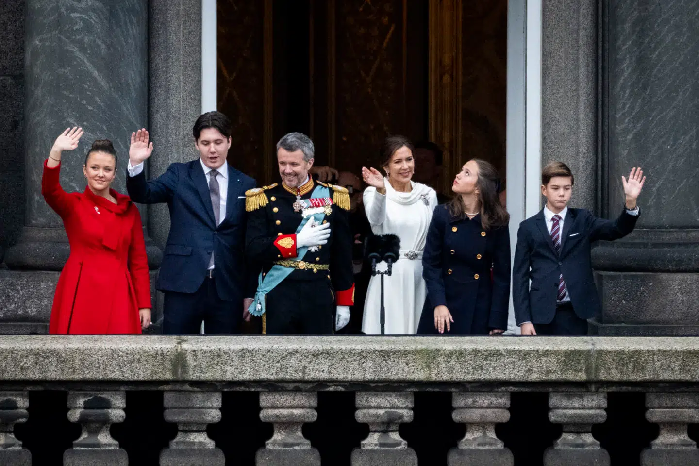 Kong Frederik vil som travl konge prioritere sin familie, har han skrevet i sin bog 'Kongeord'. Her ses han ved tronskiftet med sin familie – dronning Mary og deres fire børn, kronprins Christian, prinsesse Isabella, prinsesse Josephine og prins Vincent – på balkonen efter proklamationen på Christiansborg Slot.