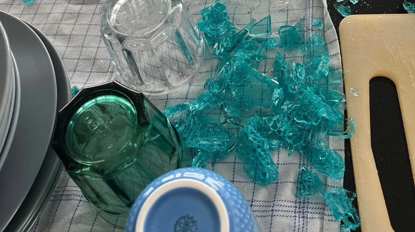 Ulriks glas gik i tusind stykker efter det lige pludselig eksploderede på køkkenbordet.
