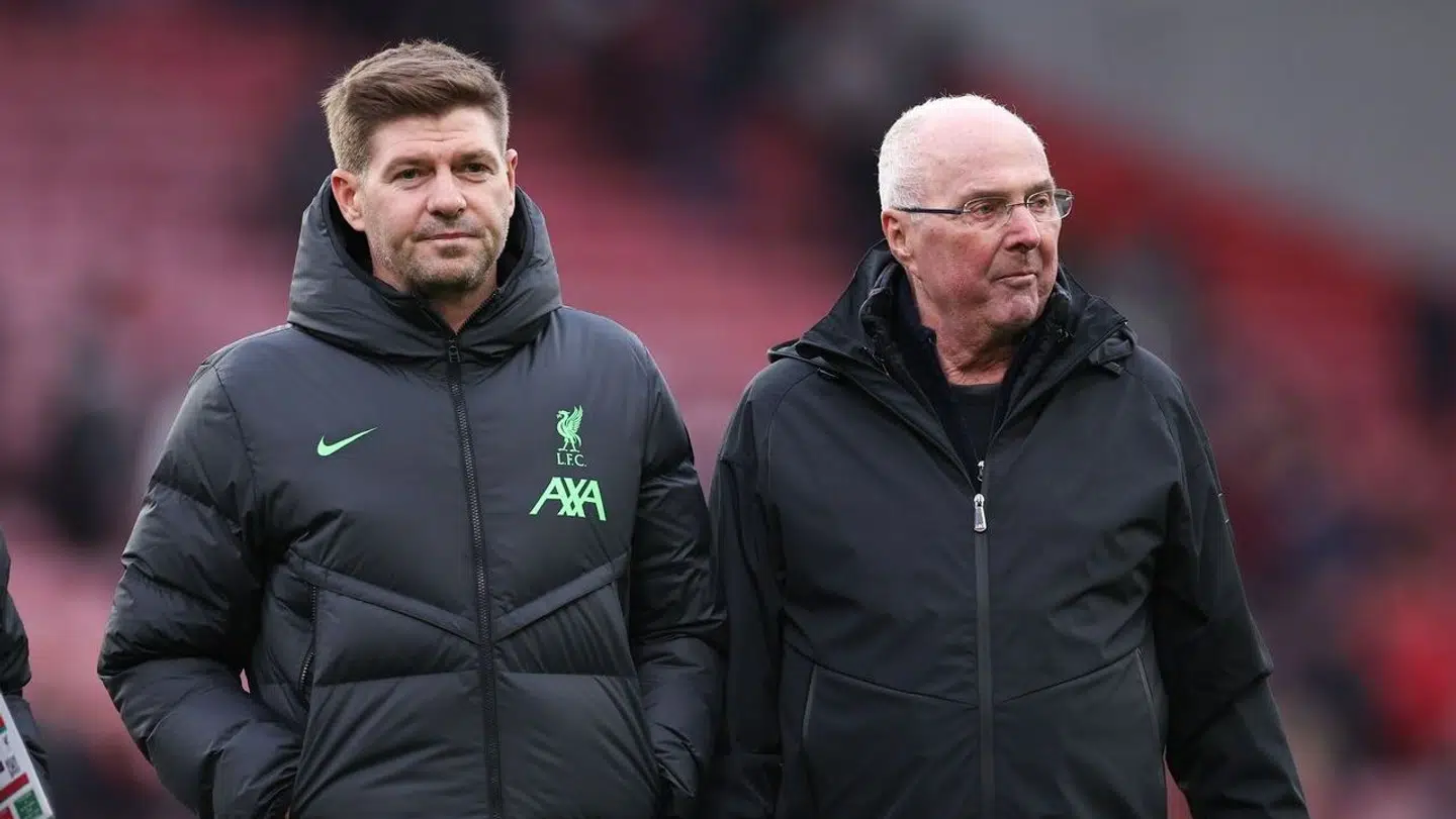 Steven Gerrard havde anførerbindet på for Erikssons Liverpool-legender.