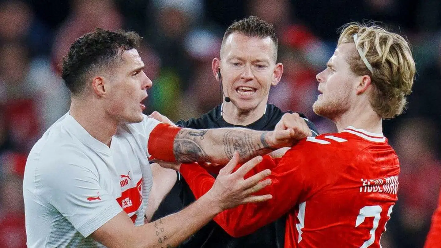 Danmarks Morten Hjulmand og Schweizs Granit Xhaka i infight under venskabslandskampen mellem Danmark og Schweiz i Parken.