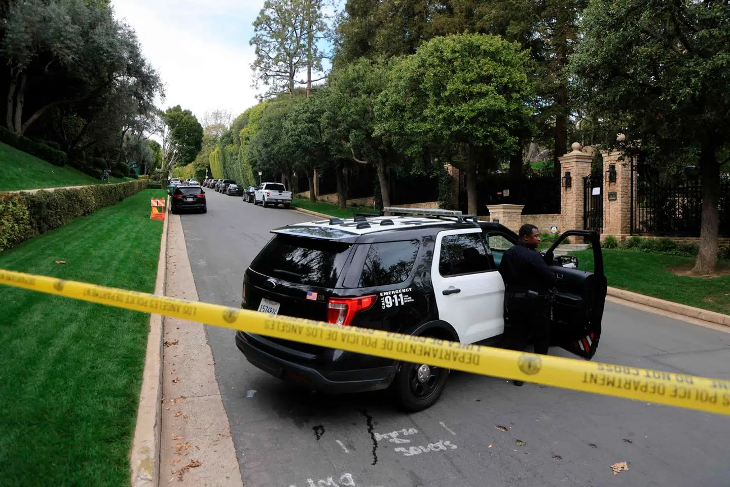 En politibil bag afspærringsbånd uden for den amerikanske musiker Sean "Diddy" Combs hjem i Los Angeles mandag. Hjemmet tilhørende den amerikanske hiphop-stjerne blev ransaget af politiet i forbindelse med flere sager om sexovergreb.