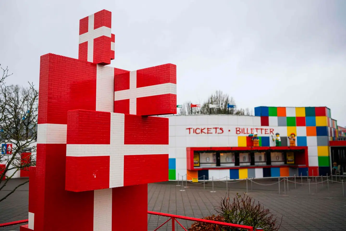Danske flag bygget med legoklodser, november 2022, Legoland i Billund.