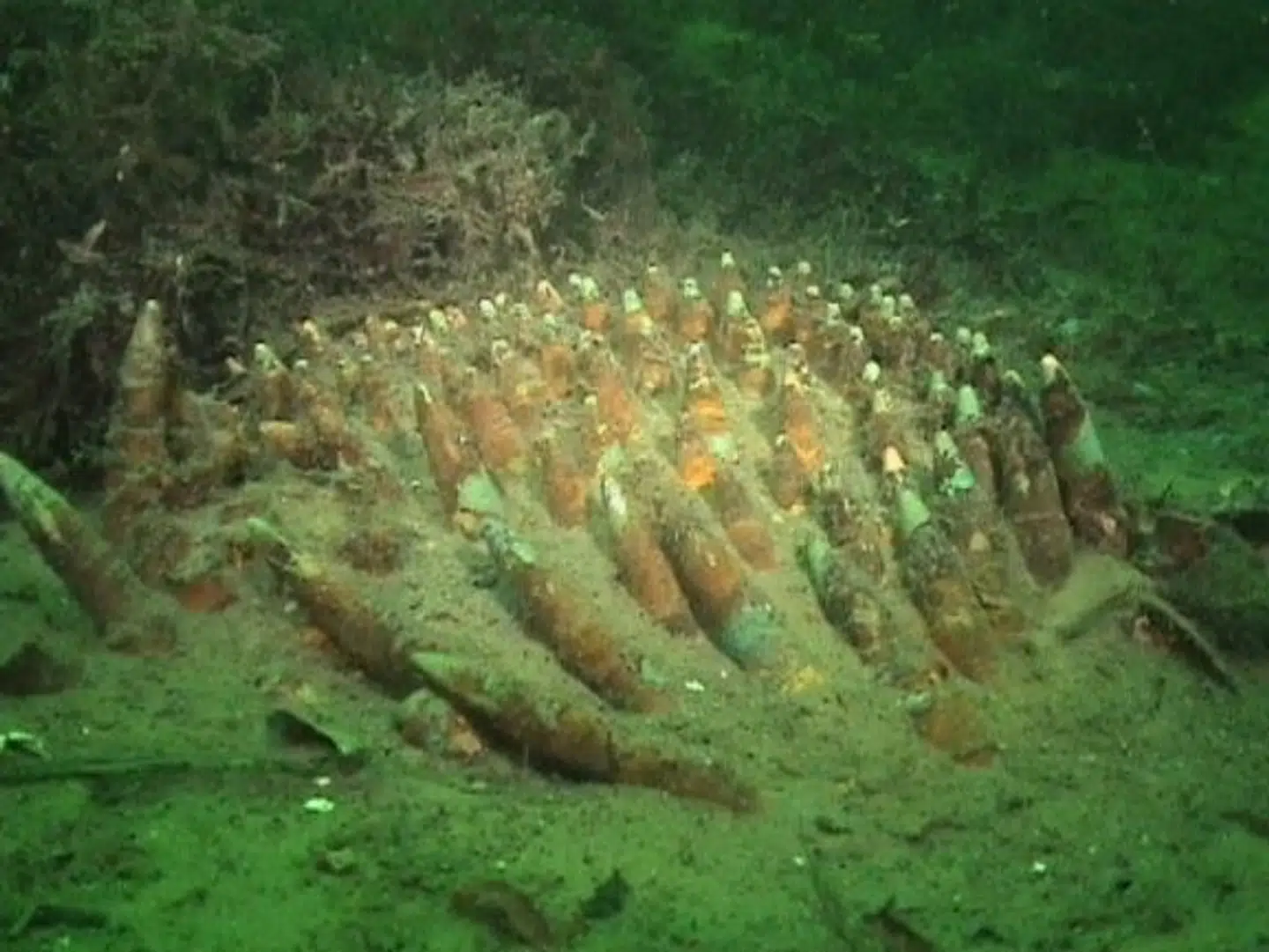 Michael Skovgaard Rasmussens billeder nede fra flyet viser, at der med stor sandsynlighed ligger ueksploderet ammunition på havbunden.