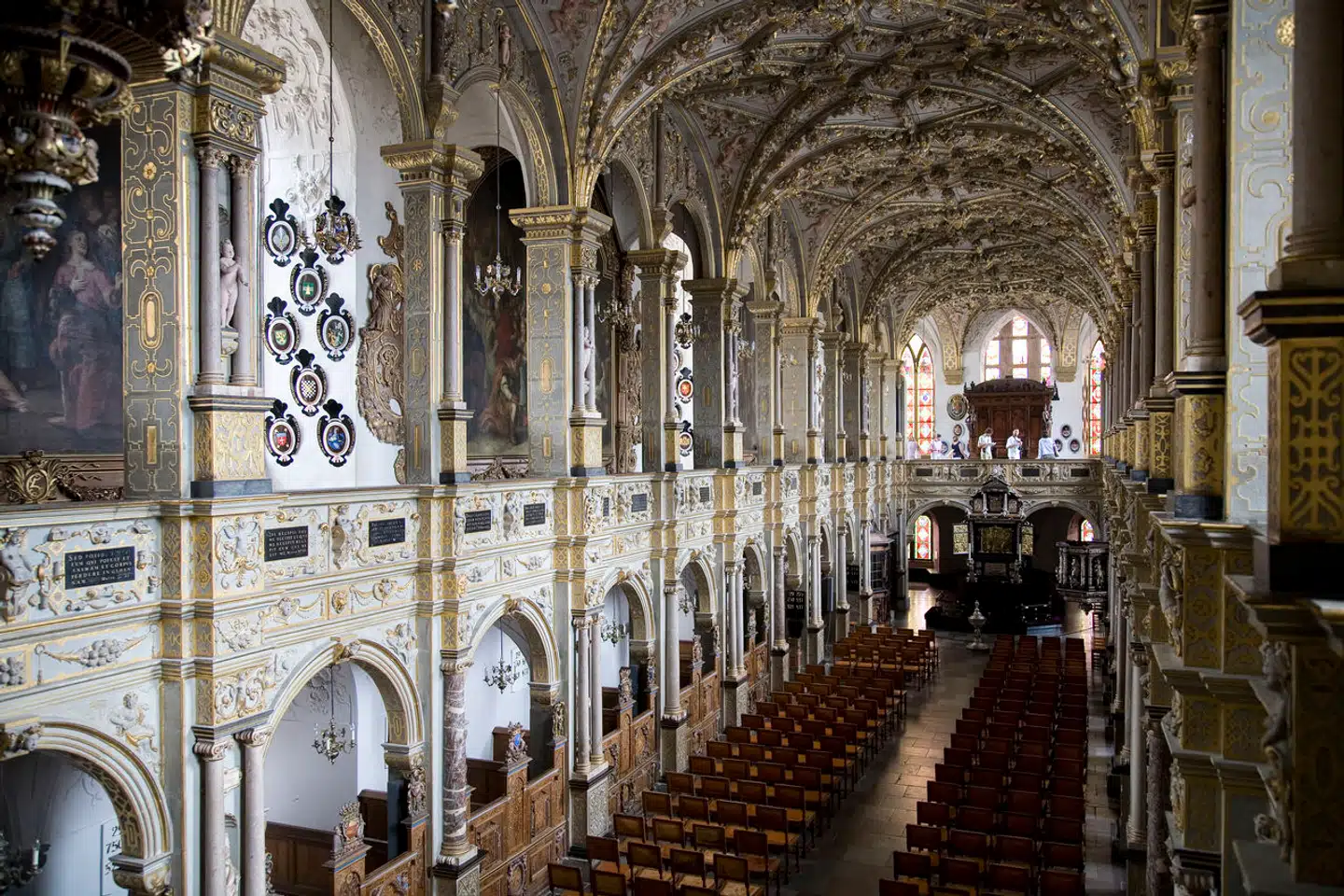 Frederiksborg Slotskirke rummer mange våbenskjold med budskaber fra ophavsmændene. De viser vigtigheden af at efterlade sig et godt eftermæle.