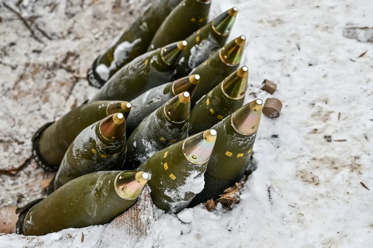 Det er det her, der skal til at vinde en krig. På billedet ses 155mm artillerigranater, som er fotograferet tæt ved den ukrainske frontlinje. Krig handler ikke mest om at mobilisere penge, men om at bruge dem – og mest muligt effektivt.