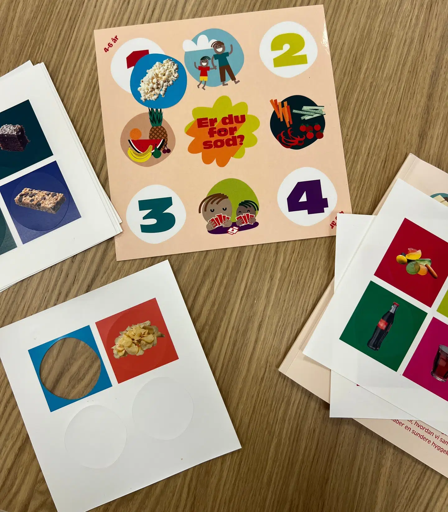 Det var en klistermærkebog som denne, Gunilla Palsholts søn fik udleveret. Her talte et glas sukkerfrit saftevand for eksempel som en ud af de 5 søde sager, man måtte indtage på en uge.