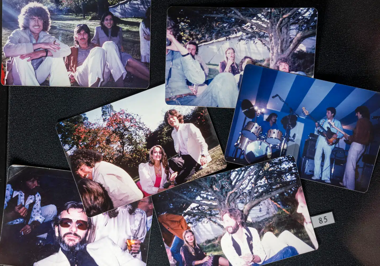 Fotografierne af Beatlen George Harrison til ekskonen Pattie Boyd og guitaristen Eric Claptons bryllup sælges sammen med kærlighedsbrevene på Christie's. Fotos: Malcolm Park, Scanpix