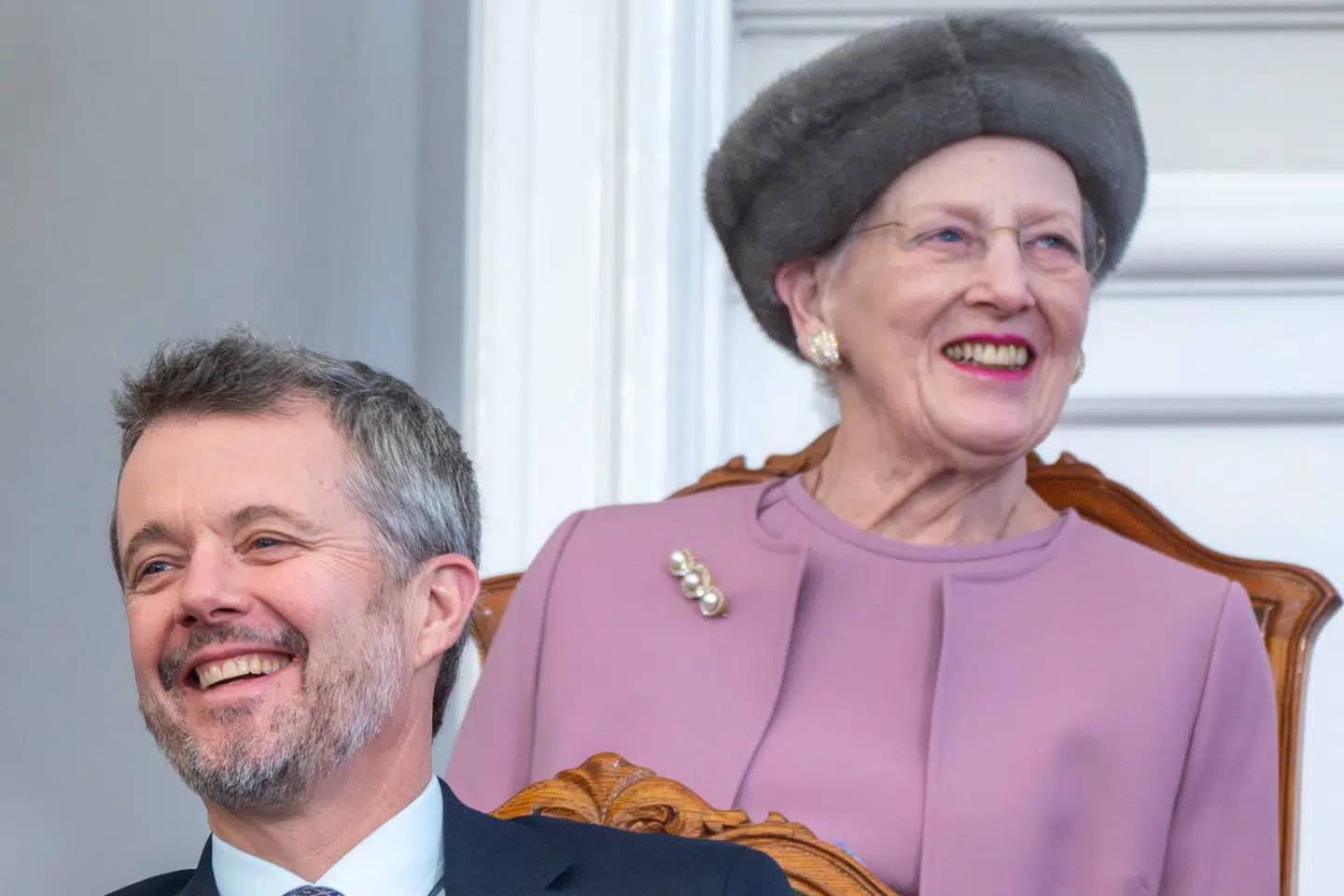 Da tronskiftet blev markeret i Folketinget var både den gamle og den nye regent til stede. Dronning Margrethe abdicerede formelt 14. januar 2024 og videregav tronen til sin søn kong Frederik.