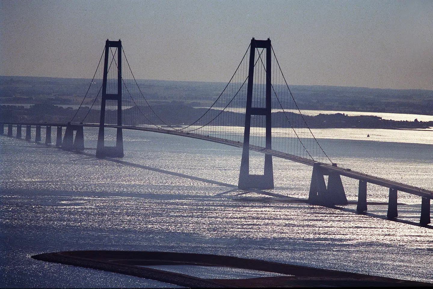 Chancen for påsejling af et skib er taget med i beregningerne i konstruktionen for Storebæltsbroen. Chancen for kollaps er meget lille, siger professor. (Arkivfoto).