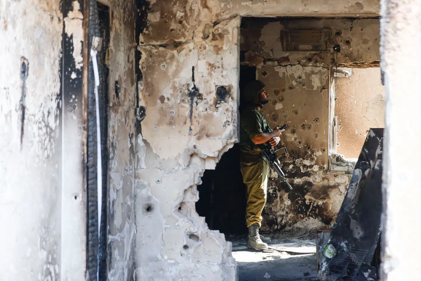 En soldat patruljerer Kibbutz Kfar Aza, som blev ramt i Hamas' terrorangreb 7. oktober. Foto: Evelyn Hockstein, Reuters, Scanpix.