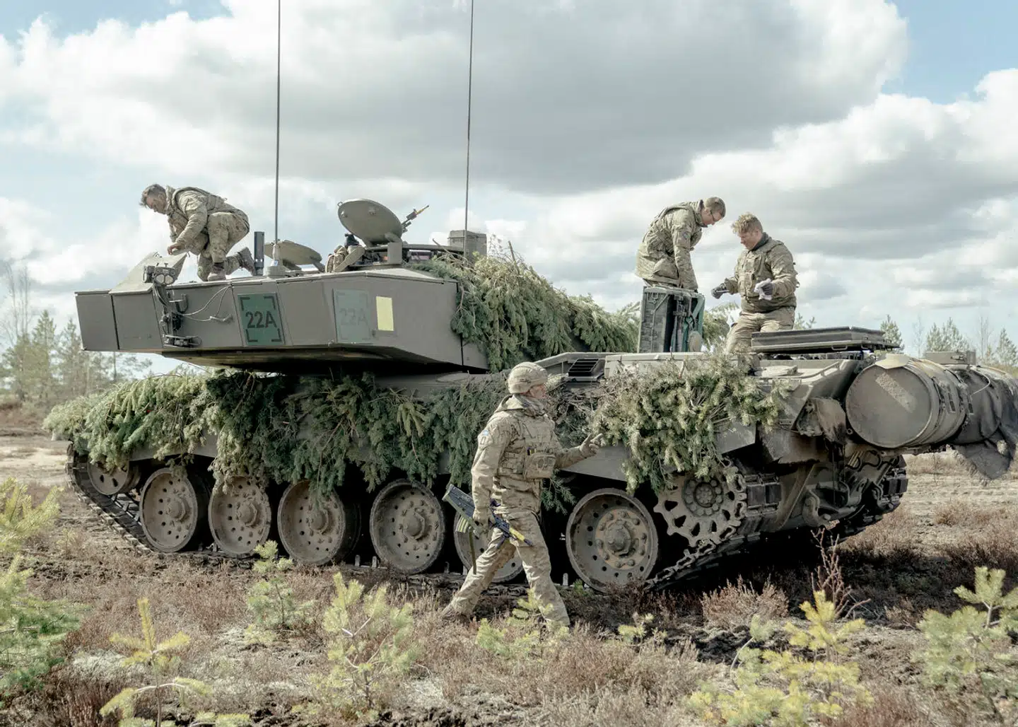 Danske politikere har besluttet, at Forsvaret skal vokse og opruste. Men vores nuværende soldater kan ikke se meget fremtid i den løn, de får.