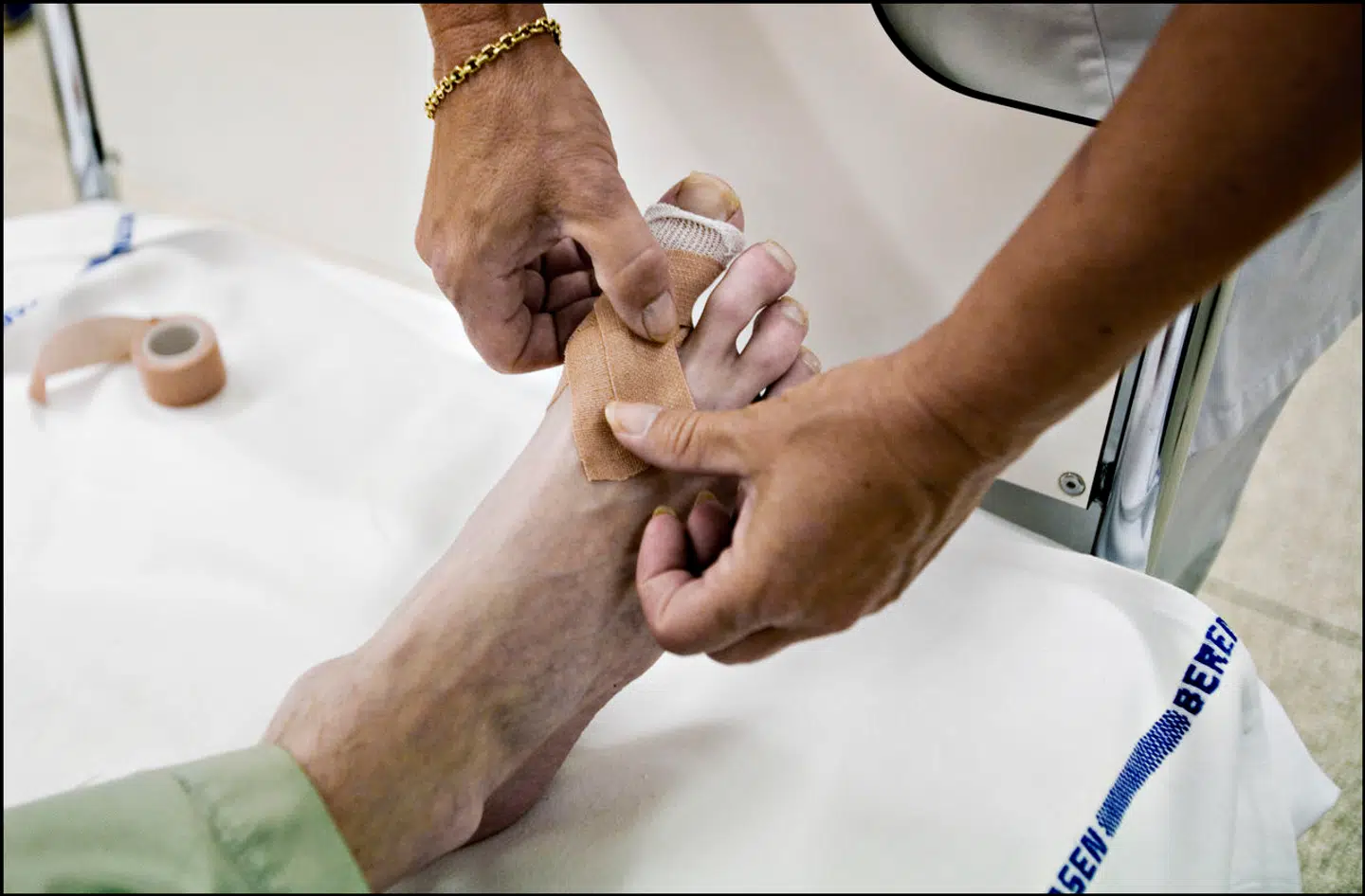 »Den hyppigste årsag til amputation er de såkaldte diabetiske fodsår, som i løbet af få dage kan sprede sig fra en uskyldigt udseende rød plet til tab af en fod eller et ben, hvis ikke der bliver handlet hurtigt nok,« skriver Diabetesforeningens direktør, Claus Richter.