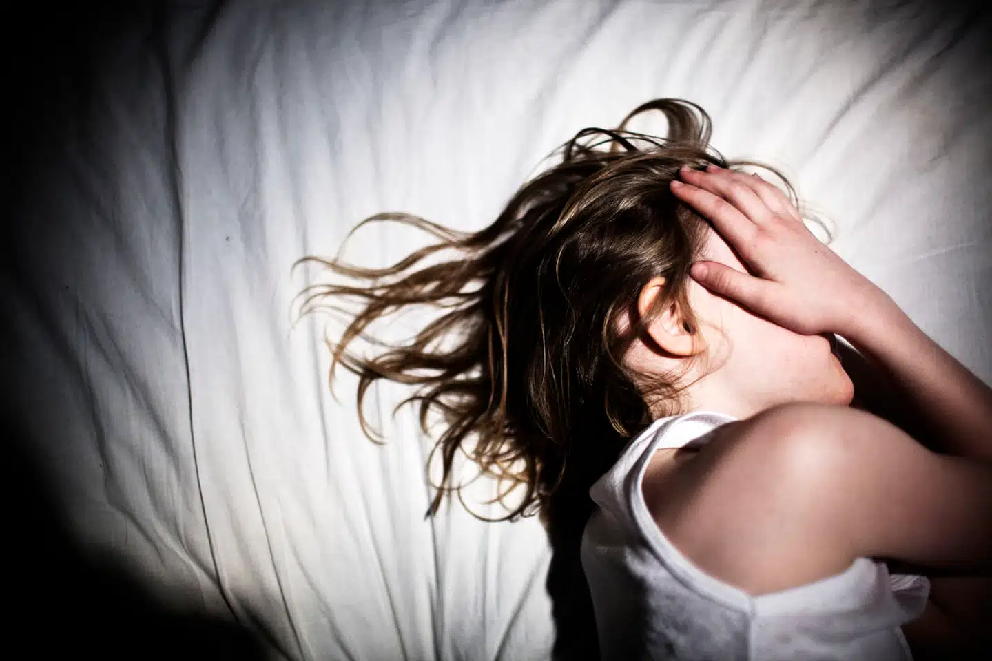 »Den vold, som børnene oplever, giver ikke blå mærker, men arrene på sjælen er mindst lige så slemme,« skriver Elsebeth Kirk Muff, Johanne Schmidt-Nielsen, Laura Kirch Kirkegaard, m.fl.