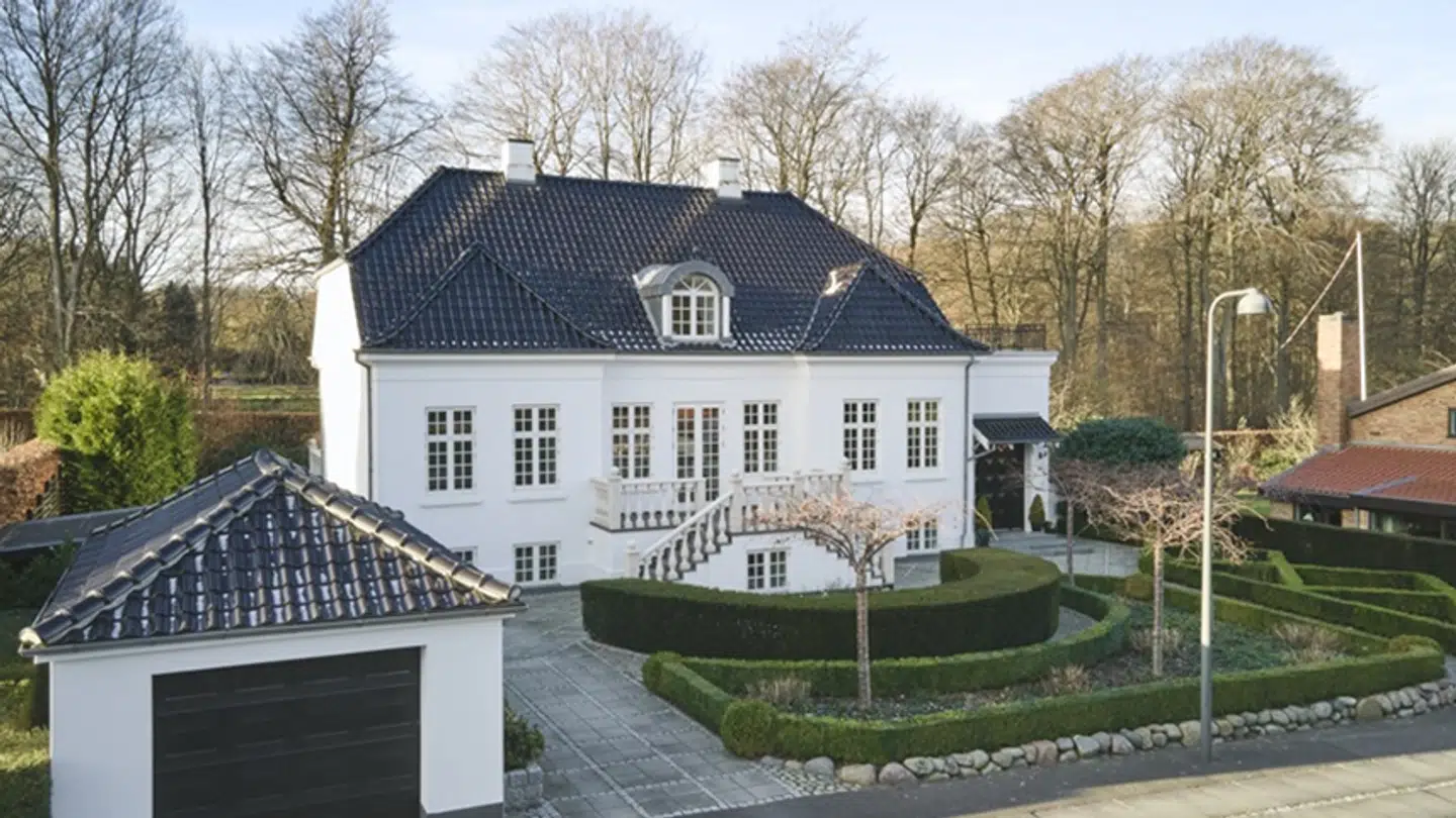 Boligen, som ligger i Aarhus, har ni værelser og et areal på 313 kvadratmeter.