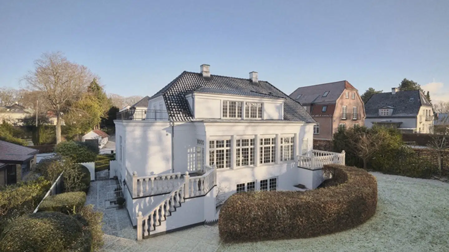 Boligen, som ligger i Aarhus, har ni værelser og et areal på 313 kvadratmeter.