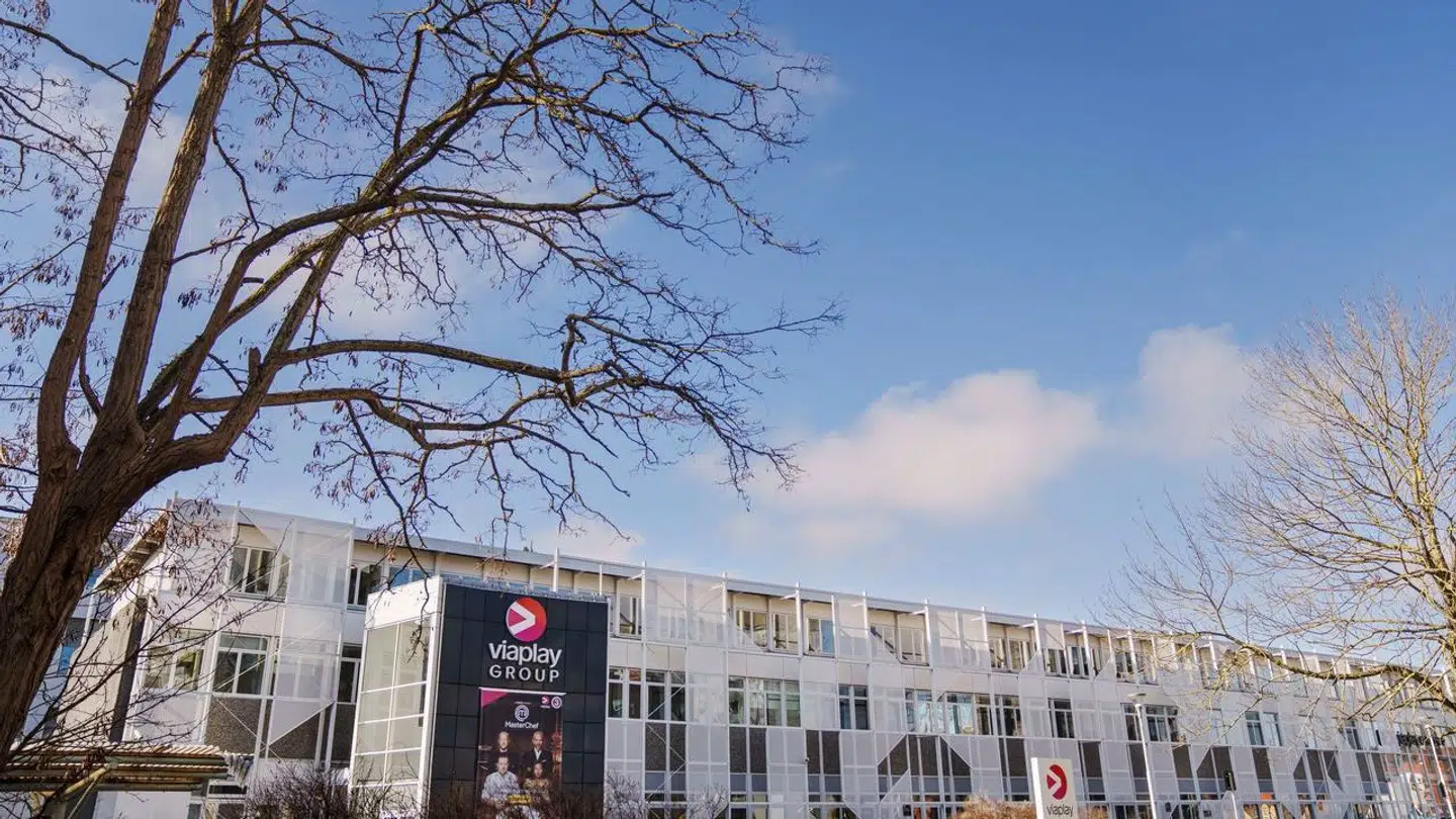 Viaplay har solgt en mindre del af Premier League-rettighederne videre til konkurrent. Og det vil gøre det dyrere for fansene, konstaterer B.T.s sportskommentator Lasse Vøge.