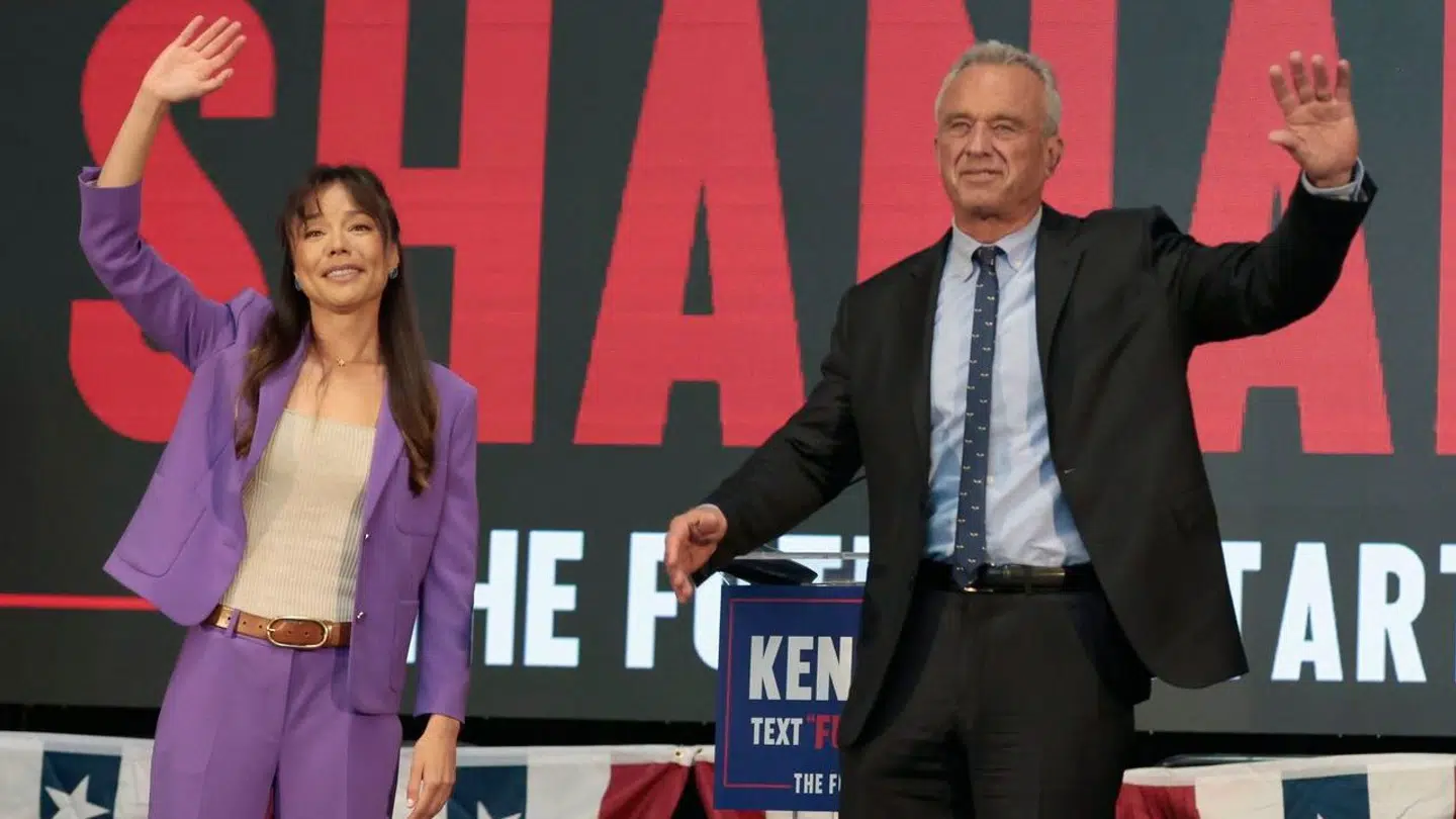 Nicole Shanahan sammen med Robert F. Kennedy Jr. i Oakland tirsdag 26. marts, hvor Shanahan blev offentliggjort som Kennedy Jrs vicepræsidentkandidat.