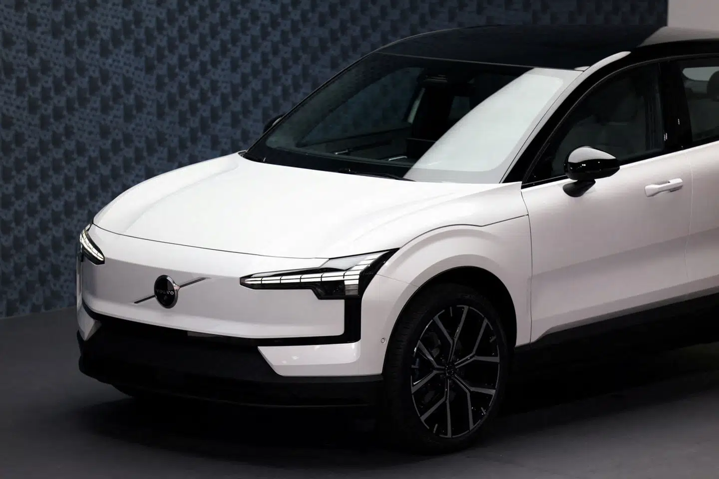 Volvo afslørede i juni 2023 den nye elektriske EX30 i Italien. Den er nu til salg på det danske marked fra omkring 274.000 kroner.