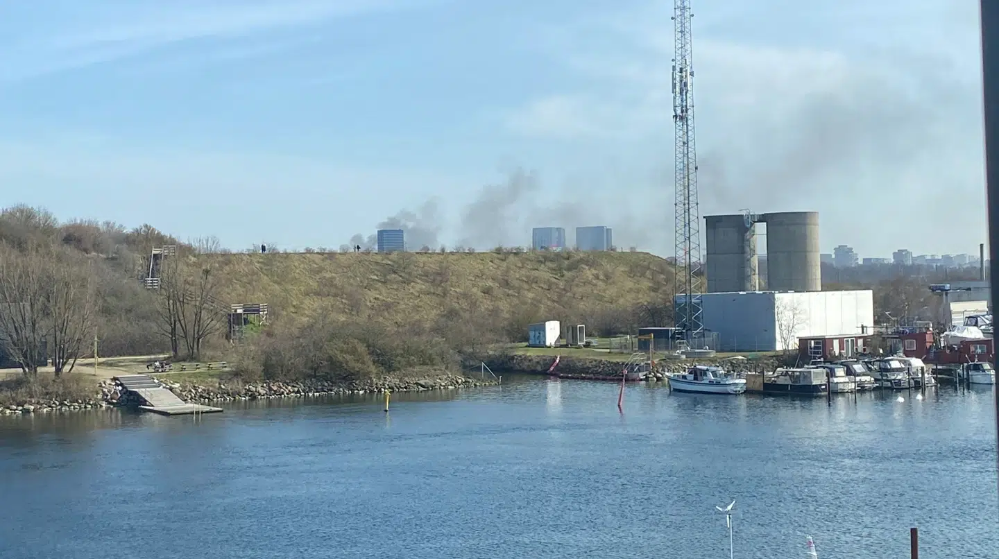 Den kraftige røg fra branden kan ses på lang afstand.