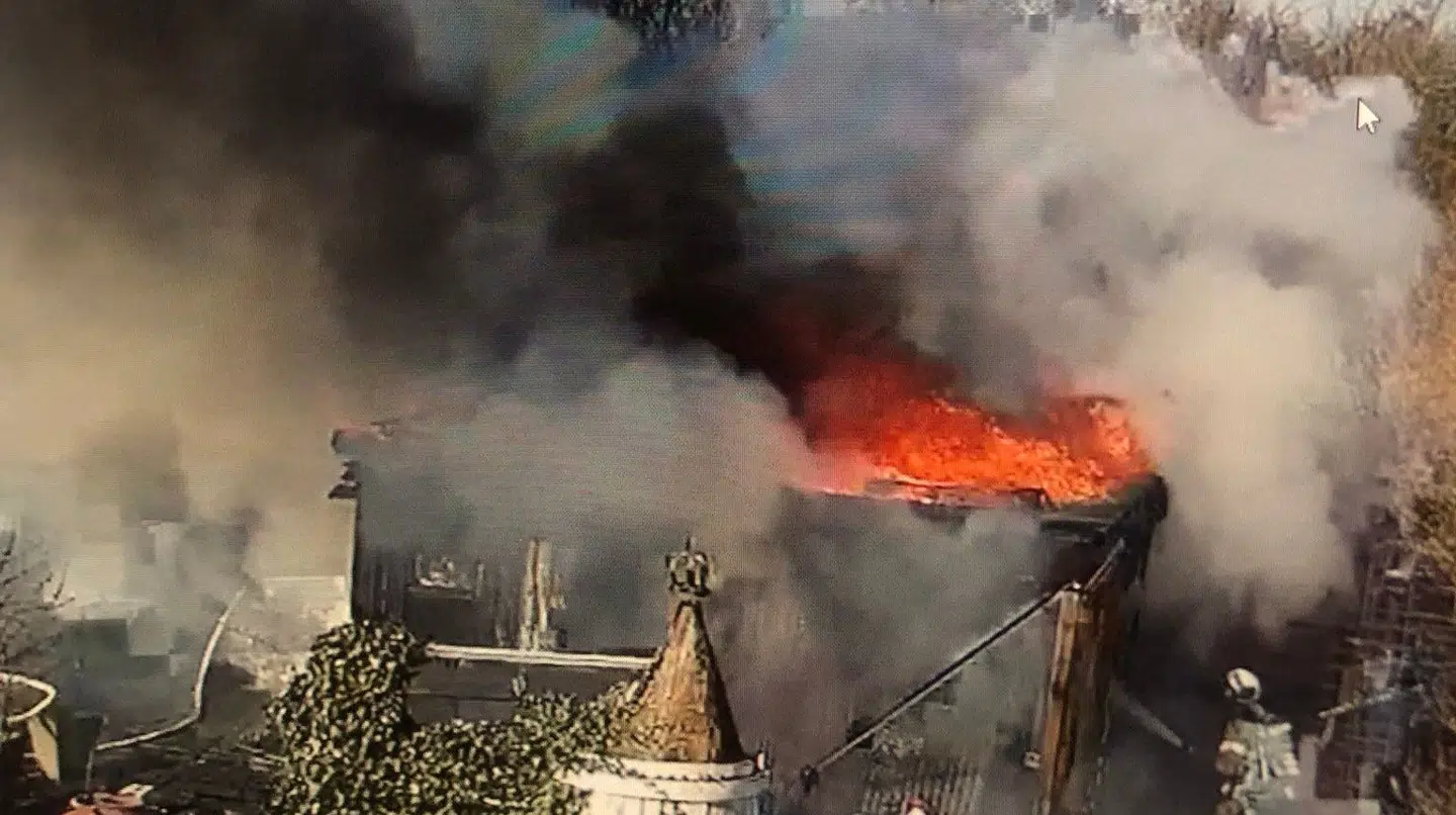 Beredskabet har frigivet dette billede, der viser kraftig ild i kolonihavehuset.