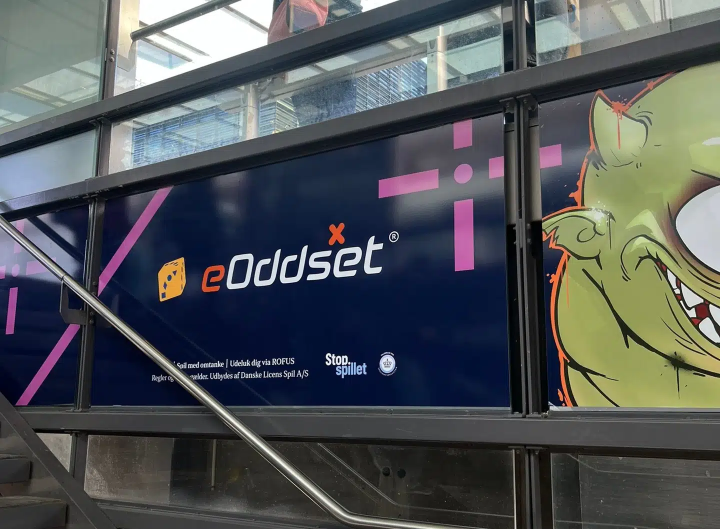 Reklamen på Ørestad Station er tæt på Royal Arena, som lægger lokaler til en stor esportsturnering.