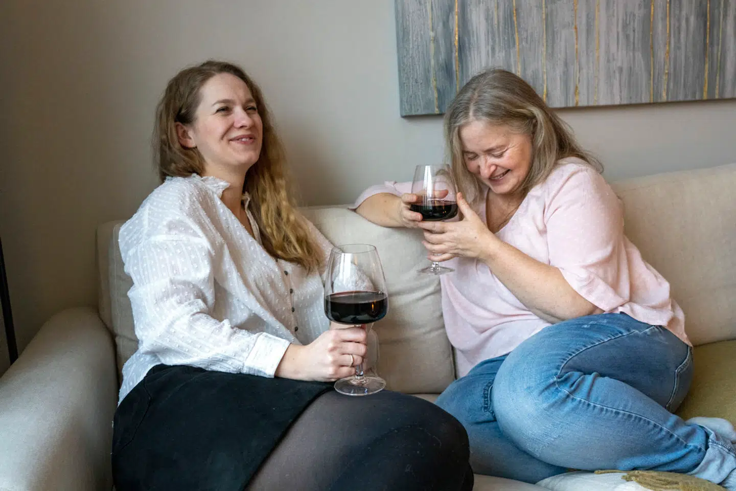 I USA og Storbritannien bor halvdelen af de voksne unge nu hjemme ved deres mor og far. Ikke siden 1940erne har tallene set sådan ud. Men det er reelt ikke en dårlig idé. Her er forklaringen.