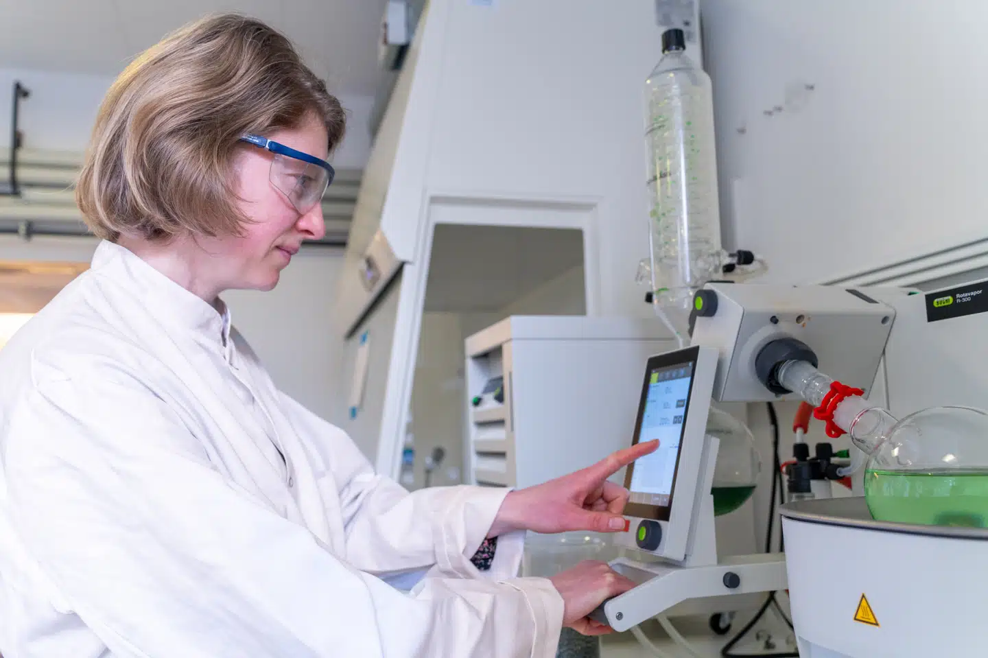 - Vi forestiller os en fremtid, hvor CO2 forvandles fra skadelig drivhusgas til uudtømmeligt råmateriale til fremstilling af materialer som plast, siger Line Rold Tousgaard, projektleder i Teknologisk Institut. (Foto: Teknologisk Institut)