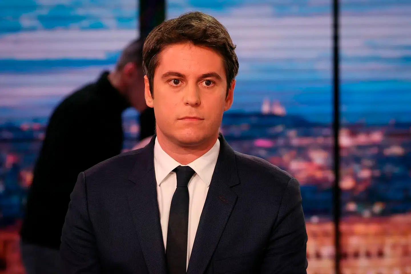 På den franske tv-kanal TF1 forsvarede premierminister Gabriel Attal fransk sekularisme og sagde, at man ville indgive en klage mod den involverede elev.