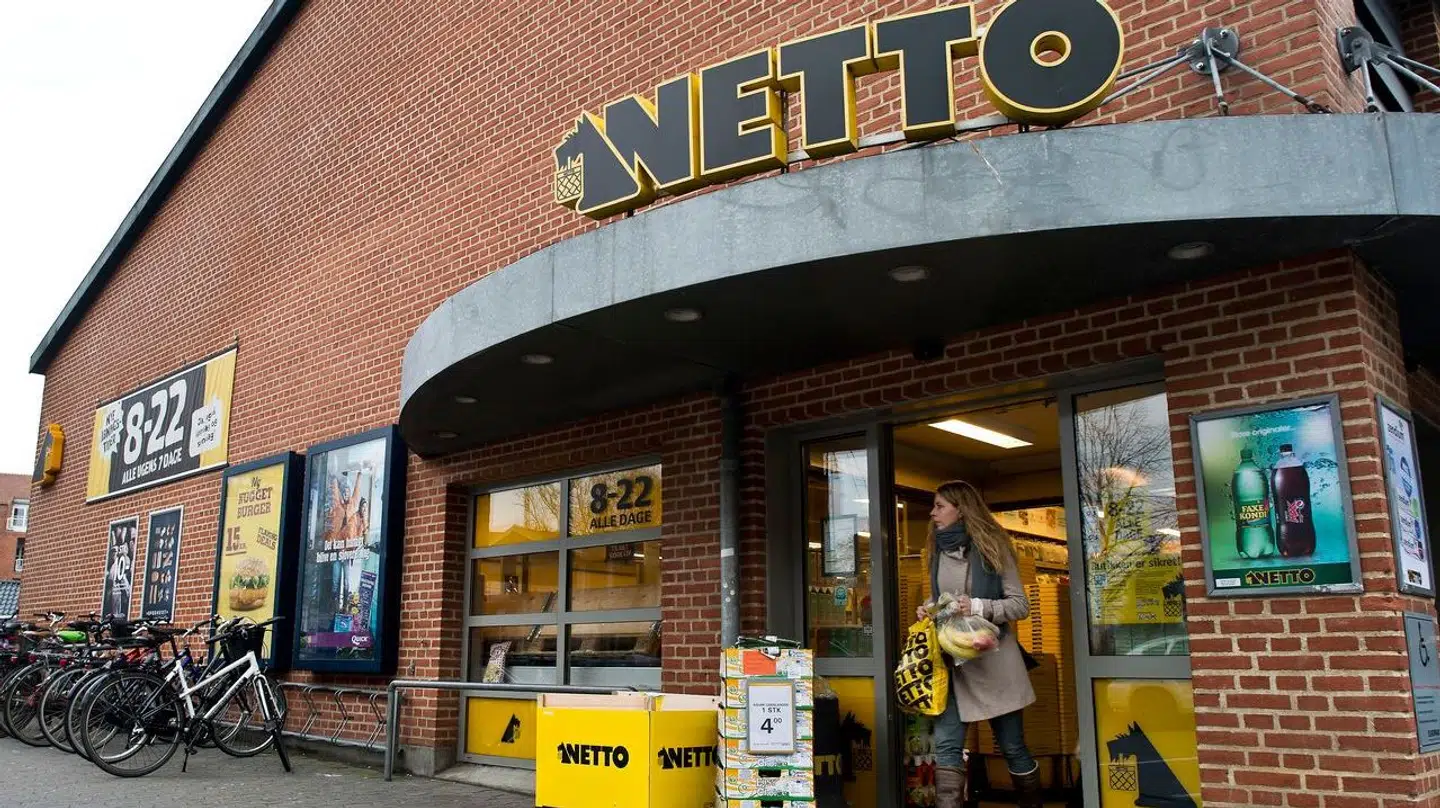 Helt konkret holder 240 af Nettos 550 butikker åbent i alle fire helligdage.