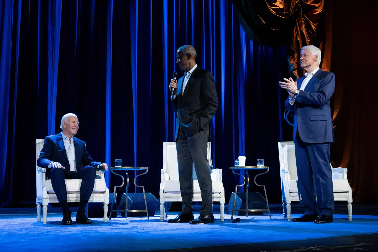 Både Obama og Clinton er forblevet populære, efter de ikke længere er præsidenter. Torsdag deltog de med Biden i en indsamling til præsidentens valgkampagne. (Arkivfoto).