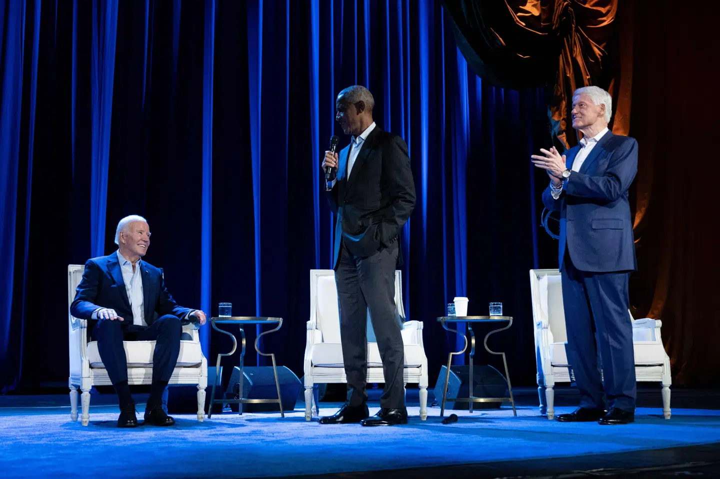 Både Obama og Clinton er forblevet populære, efter de ikke længere er præsidenter. Torsdag deltog de med Biden i en indsamling til præsidentens valgkampagne. (Arkivfoto).