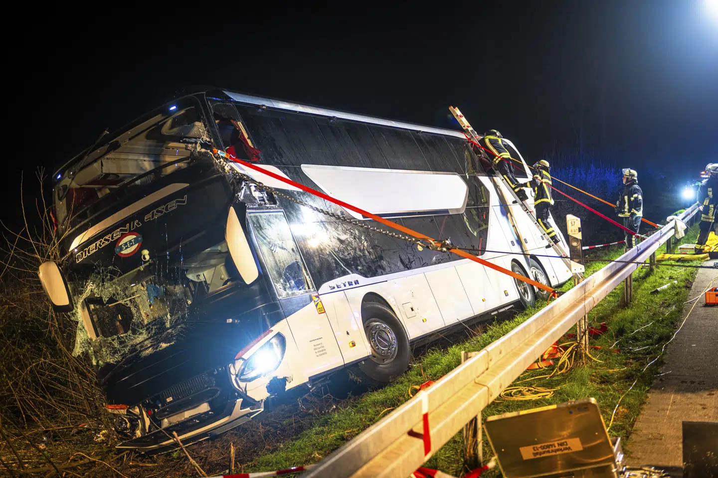 21 personer meldes at være kommet til skade i en busulykke i Tyskland. Ulykken skete torsdag aften.