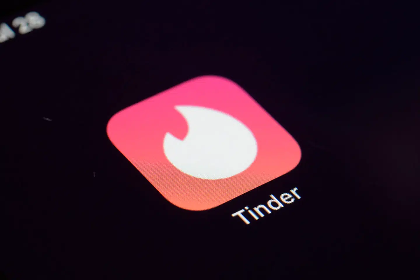 De franske medier har givet Salim Berrada tilnavnet »Tinder-voldtægtsmanden«. Men den populære datingtjeneste var kun ét blandt af de talrige sociale netværk, han brugte i sin jagt på sexpartnere og – ifølge 17 kvinder – ofre, han kunne misbruge seksuelt.