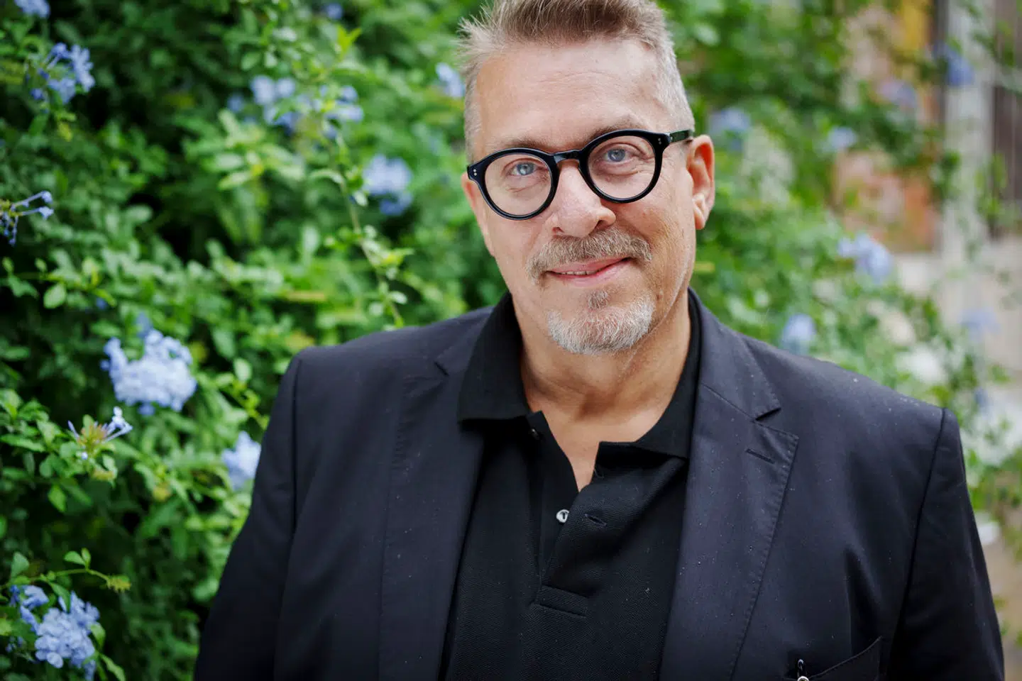 Thomas Eje er skuespiller, komiker, sanger, kunstmaler og multikunstner. Han er ikke mindst blandt skuespillerne i den kommende Tivolirevy for 2024.