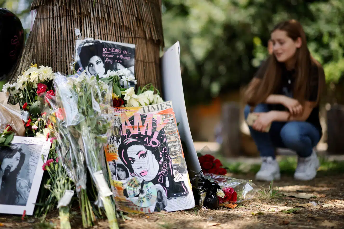 Winehouse døde som 27-årig i juli 2011 i sit hjem i London. Politiet sagde først, at årsagen til hendes død endnu var uopklaret. Senere er det dog kommet frem, at Winehouse døde af en alkoholforgiftning og dermed endte med at drikke sig selv ihjel.