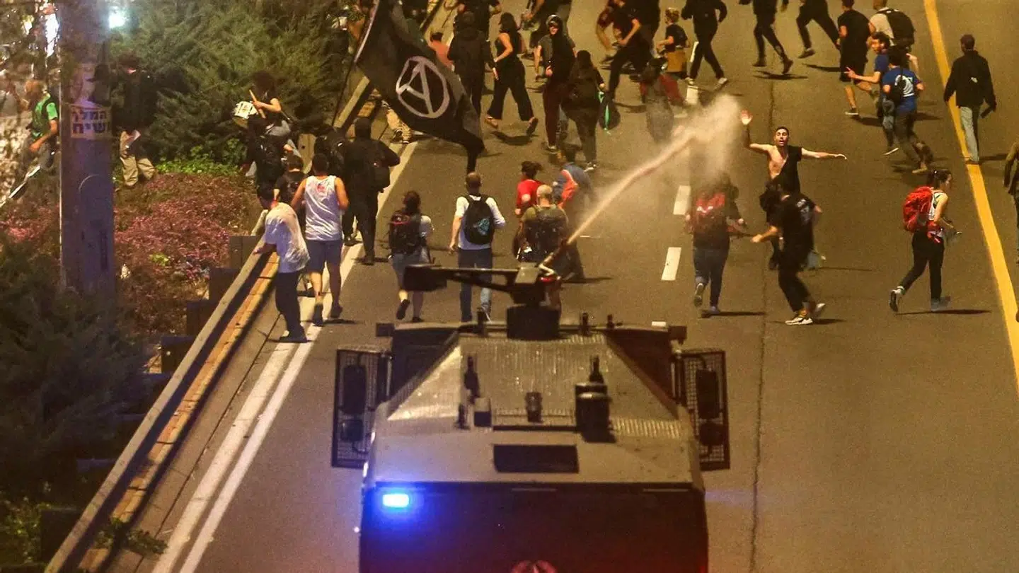 Politiet fandt også vandkanonerne frem i kampen mod demonstranterne.