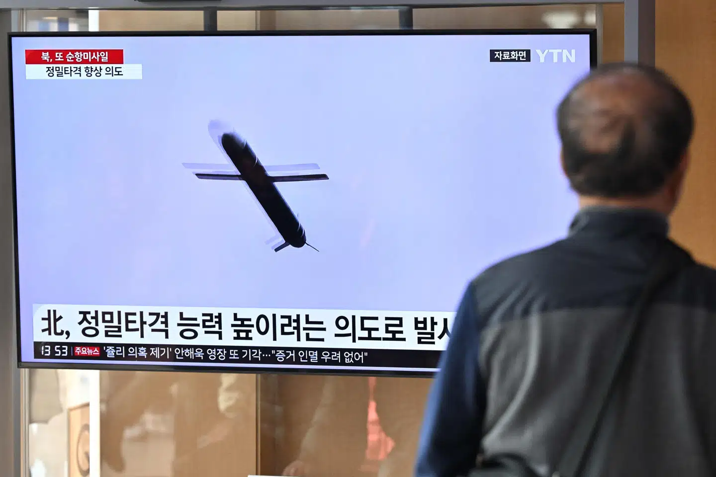 En mand ser en sydkoreansk nyhedsudsendelse om en nordkoreansk prøveaffyring med et missil. Billedet er fra februar. (Arkivfoto).