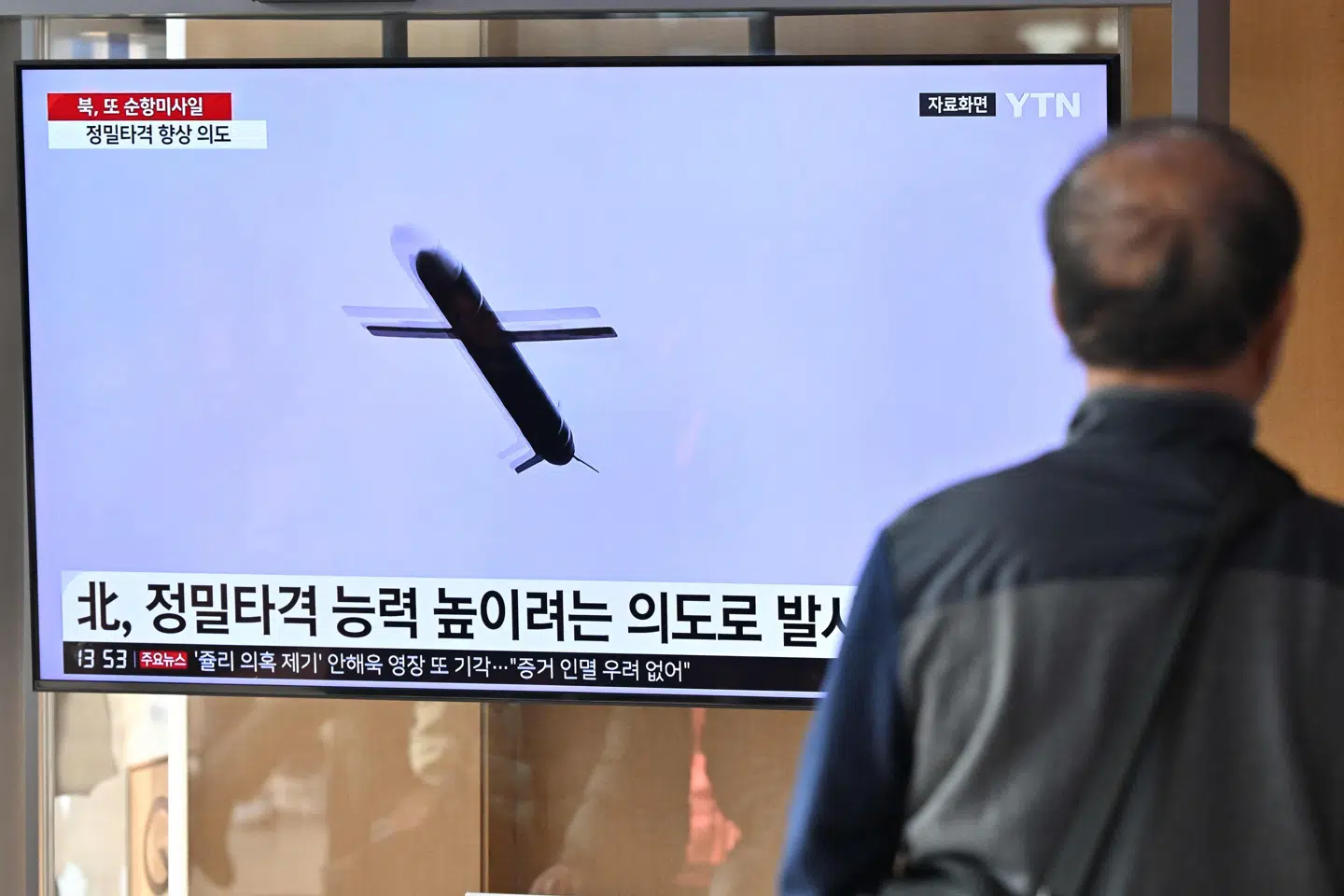 En mand ser en sydkoreansk nyhedsudsendelse om en nordkoreansk prøveaffyring med et missil. Billedet er fra februar. (Arkivfoto).