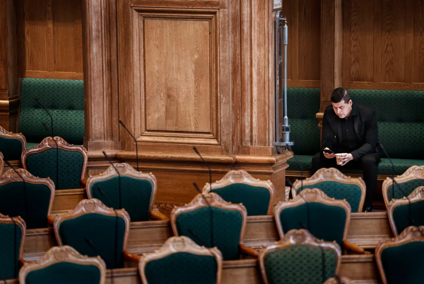 Oppositionen håber på – og regner med – løsgænger Mike Fonsecas stemme i forbindelse med et nyt beslutningsforslag.