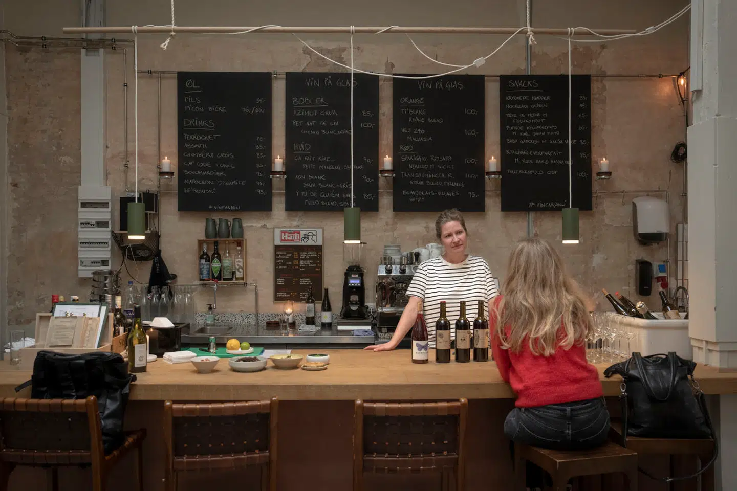 Man spiser godt i baren hos Vinfar.