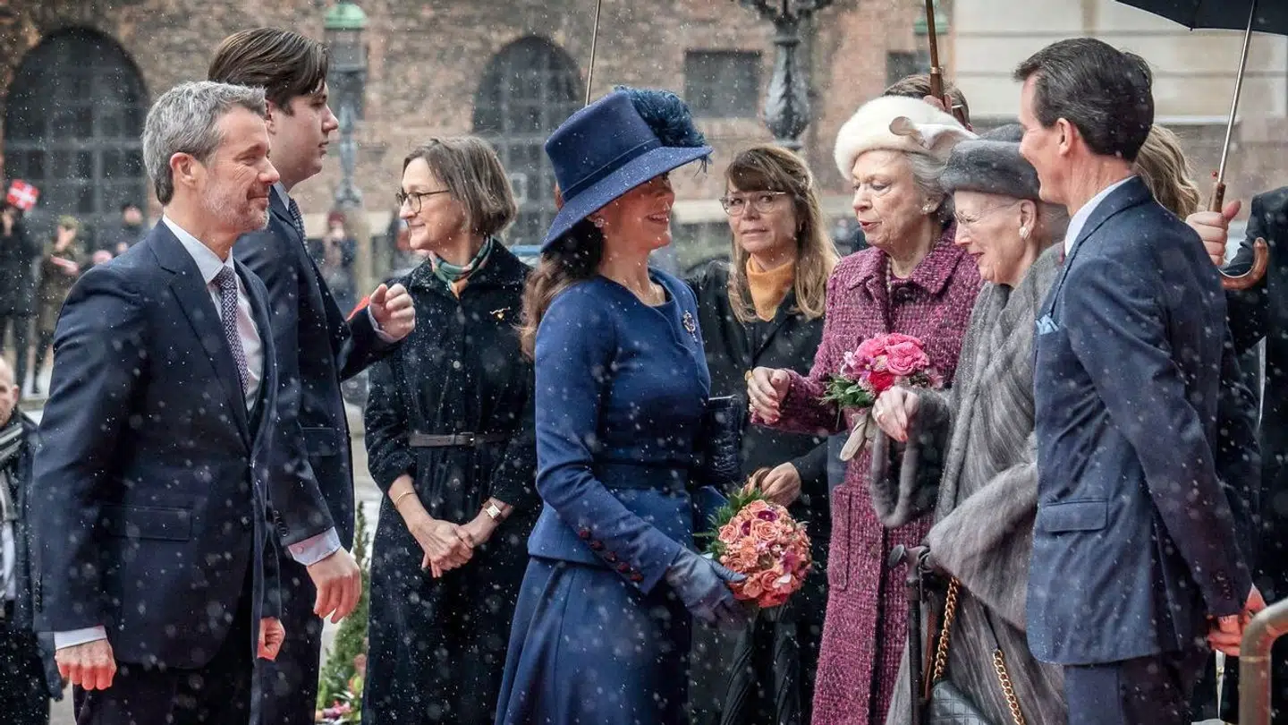 Kong Frederik er regent, og i hans sted træder kronprins Christian til. Dronning Margrethe var dog rigsforstander fra Marselisborg Slot i påsken, hvor dronning Mary og resten af familien alle skulle være taget til udlandet - men Mary må altså forventes at være den, der blev hjemme på Amalienborg et par dage.