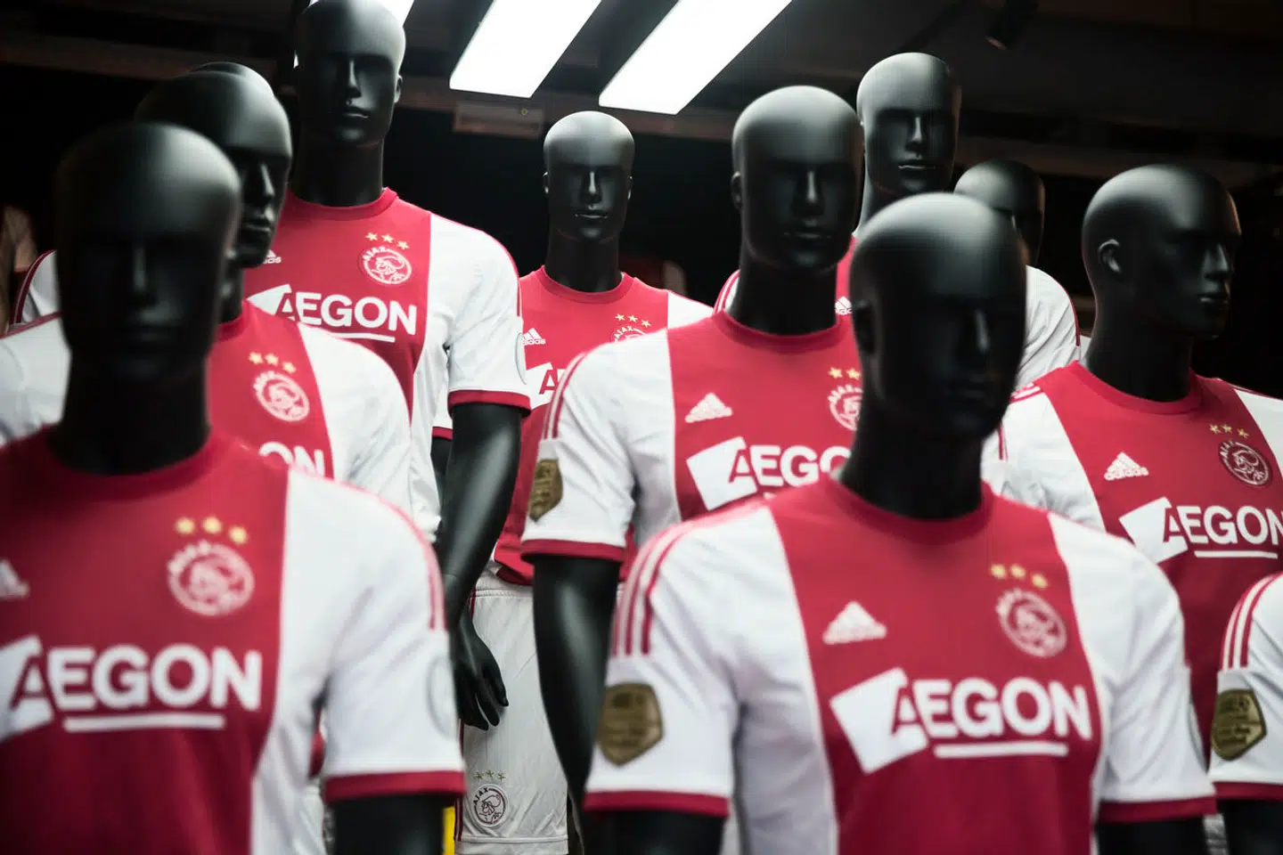 Mange af trøjerne i klubbens Fanshop er prydet med navne af de danske spillere.