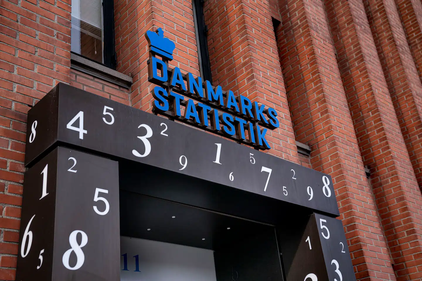 »Vejen gennem denne labyrint af tilladelser er fuld af omkostninger, og så tager det lang tid, før data kan leveres på en beskyttet computer i Danmarks Statistik, og den egentlige forskning kan begynde,« skriver kronikørerne.