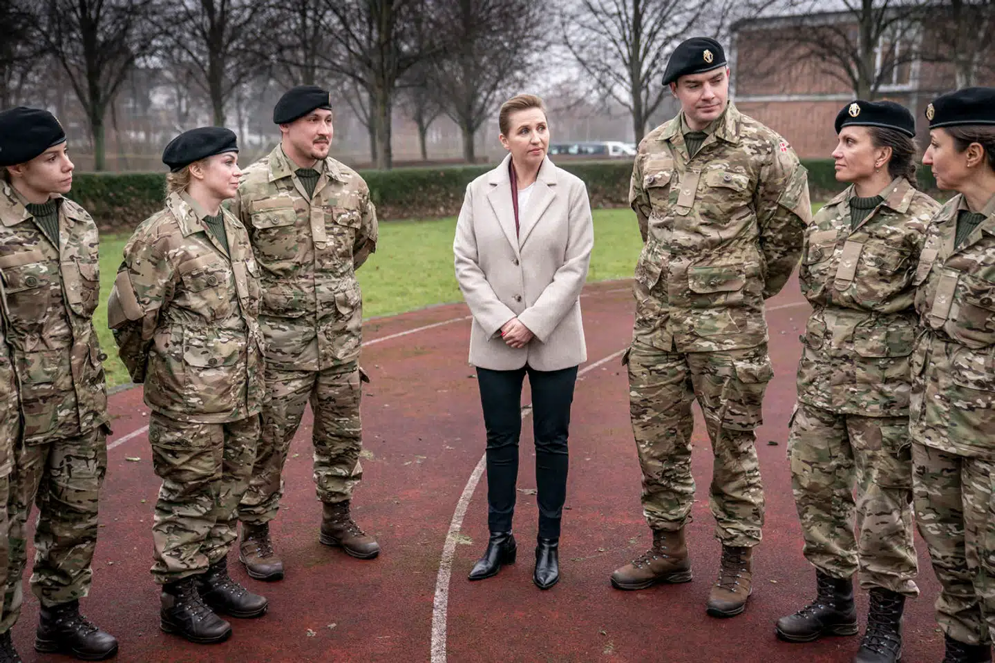 Mette Frederiksen (S) besøgte sidste år ukrainske soldater og civile dansk-ukrainere under uddannelse til militære tolke på Svanemøllens Kaserne. En historisk oprustning af det danske forsvar er en højprofileret mærkesag for statsministeren.
