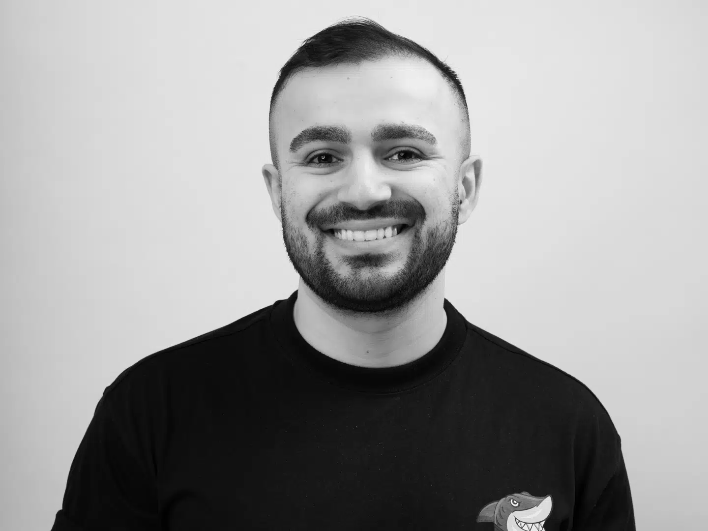 »Hvordan får man en jødisk piges nummer? Man ruller hendes ærme op.« Sådan lyder en af de grove vitser, der har indbragt hjemmesidebestyreren Azad Sadon Fadil Habib fra Holstebro en dom på syv dages betinget fængsel for at have overtrådt racismeparagraffen.