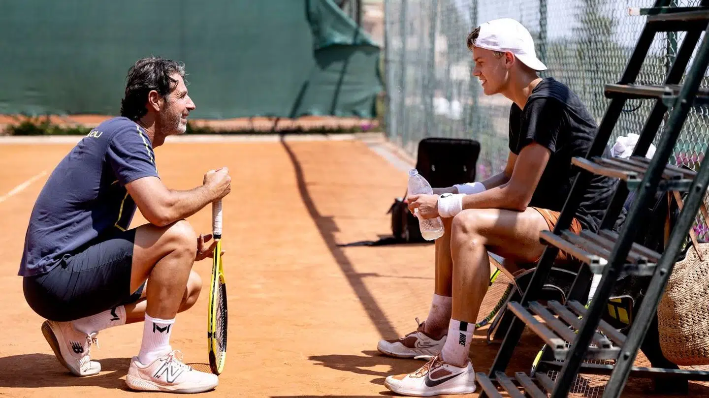 Holger Rune og Patrick Mouratoglou under en træning i Monaco.