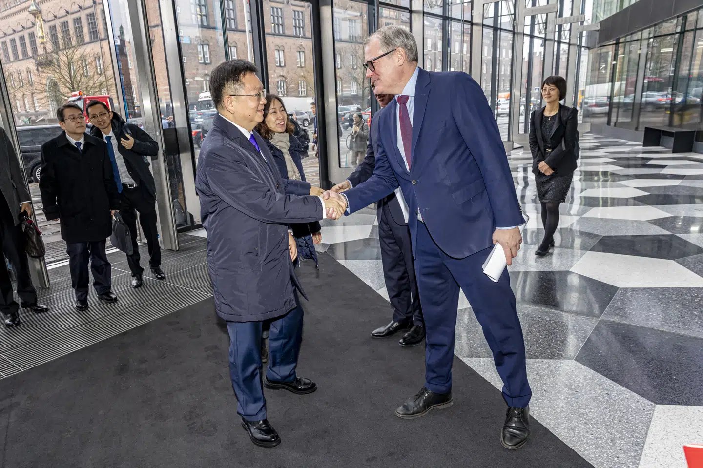 Dansk Industris internationale direktør, Thomas Bustrup, hilser på Kinas vicehandelsminister for Europa, Ling Ji.