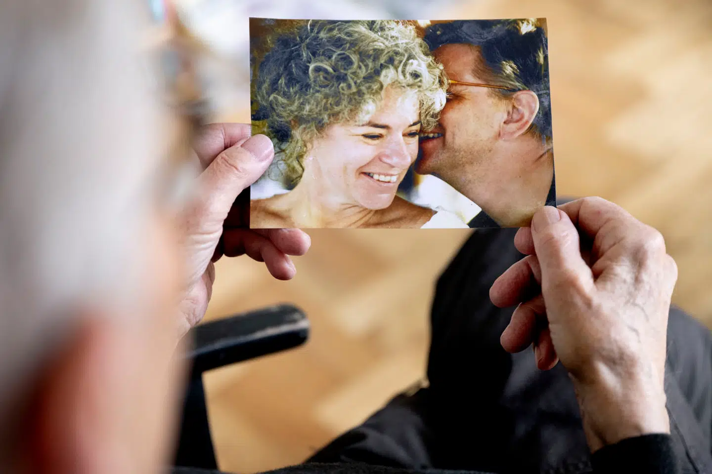 Ebbe Preisler med sit yndlingsfoto af hustruen Mariann.