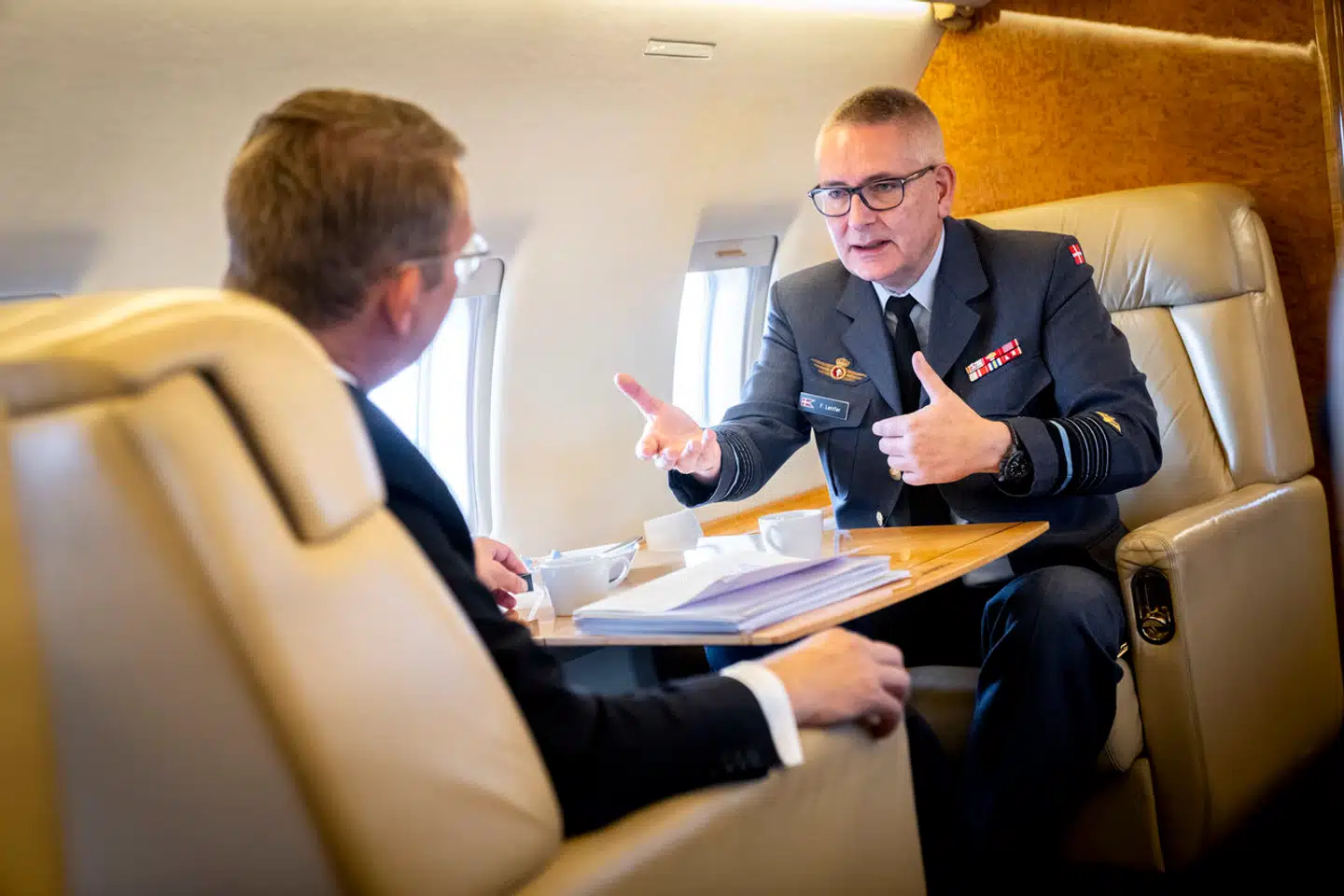 Det forventes, at forsvarsminister Troels Lund Poulsen (V) onsdag eftermiddag vil give partierne i forsvarsforligskredsen en orientering. Baggrunden er, at fregatten Iver Huitfeldt har været ramt af svigt under en skarp mission i Det Røde Hav.